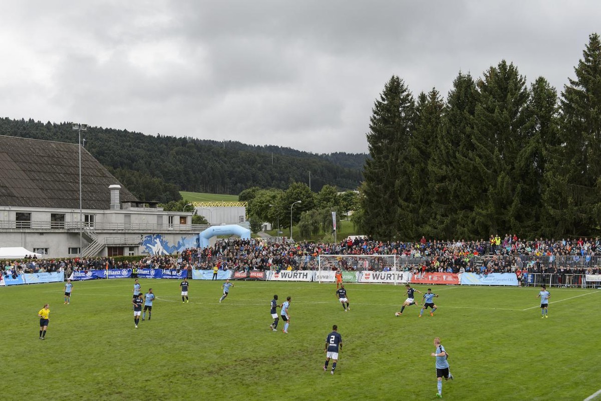 Les deux equipes en action sur le terrain, lors de la rencontre de 32eme de finale de la Coupe Suisse de football entre le FC Tavannes - Tramelan et le FC Zuerich ce dimanche 16 aout 2015 a l'All ...