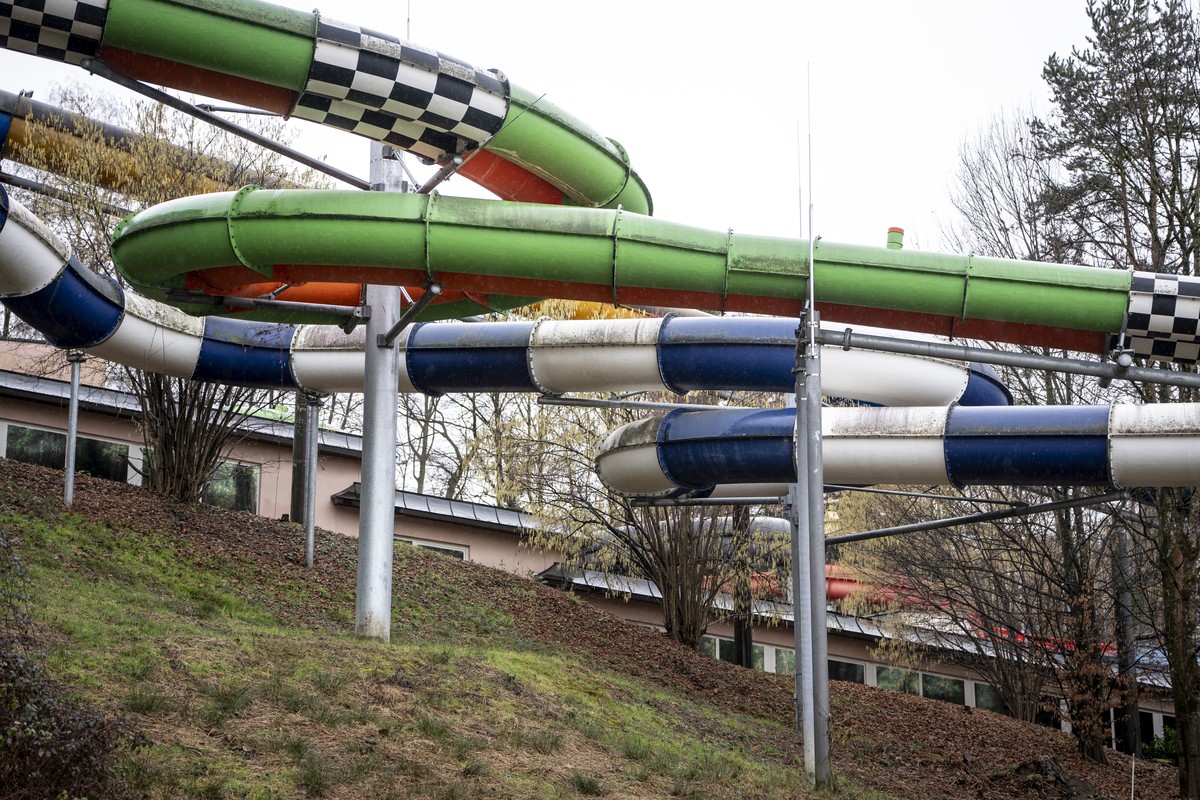 Die Rutschen der Freizeit- und Badeanstalt Alpamare stehen still am Mittwoch, 18. Februar 2026 in Pfaeffikon. Wegen Sicherheitsbedenken ist der Betrieb der Rutschen bis auf weiteres eingestellt. (KEYS ...