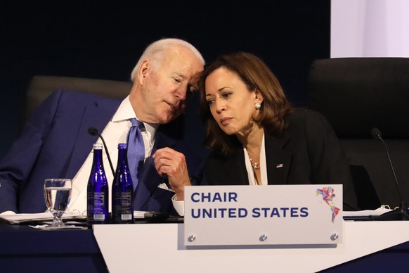 epa10005015 US President Joe Biden (L) and Vice President Kamala Harris attend the Plenary at the IX Summit of the Americas in Los Angeles, California, USA, 09 June 2022. EPA/DAVID SWANSON / POOL