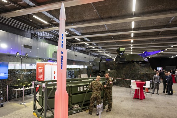 Ein Modell einer Bodengestuetzten Lufabwehrrakete mittlerer Reichweite des Typs Iris-T SLM, zur Abwehr von Drohnen, Marschflugkoerpern und Flugzeugen, wird an der Medienkonferenz 100 Tage Chef der Ame ...