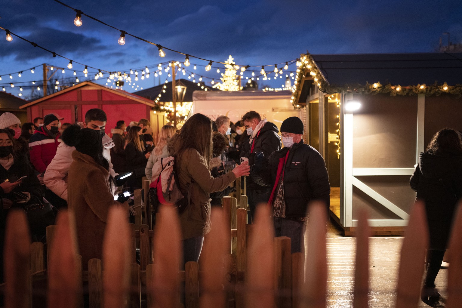 ZUM WEIHNACHTSMARKT &quot;WIENACHTSDORF&quot; AUF DEM ZUERCHER SECHSELAEUTENPLATZ STELLEN WIR IHNEN FOLGENDES NEUES BILD ZUR VERFUEGUNG. WEITERE BILDER FINDEN SIE AUF visual.keystone-sda.ch --- Am Ein ...