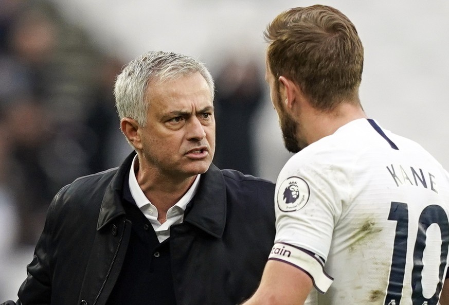 epa08019592 Head coach Jose Mourinho (C) of Tottenham Hotspur and Harry Kane (R) of Tottenham Hotspur react after the English Premier League soccer match between West Ham United and Tottenham Hotspur  ...