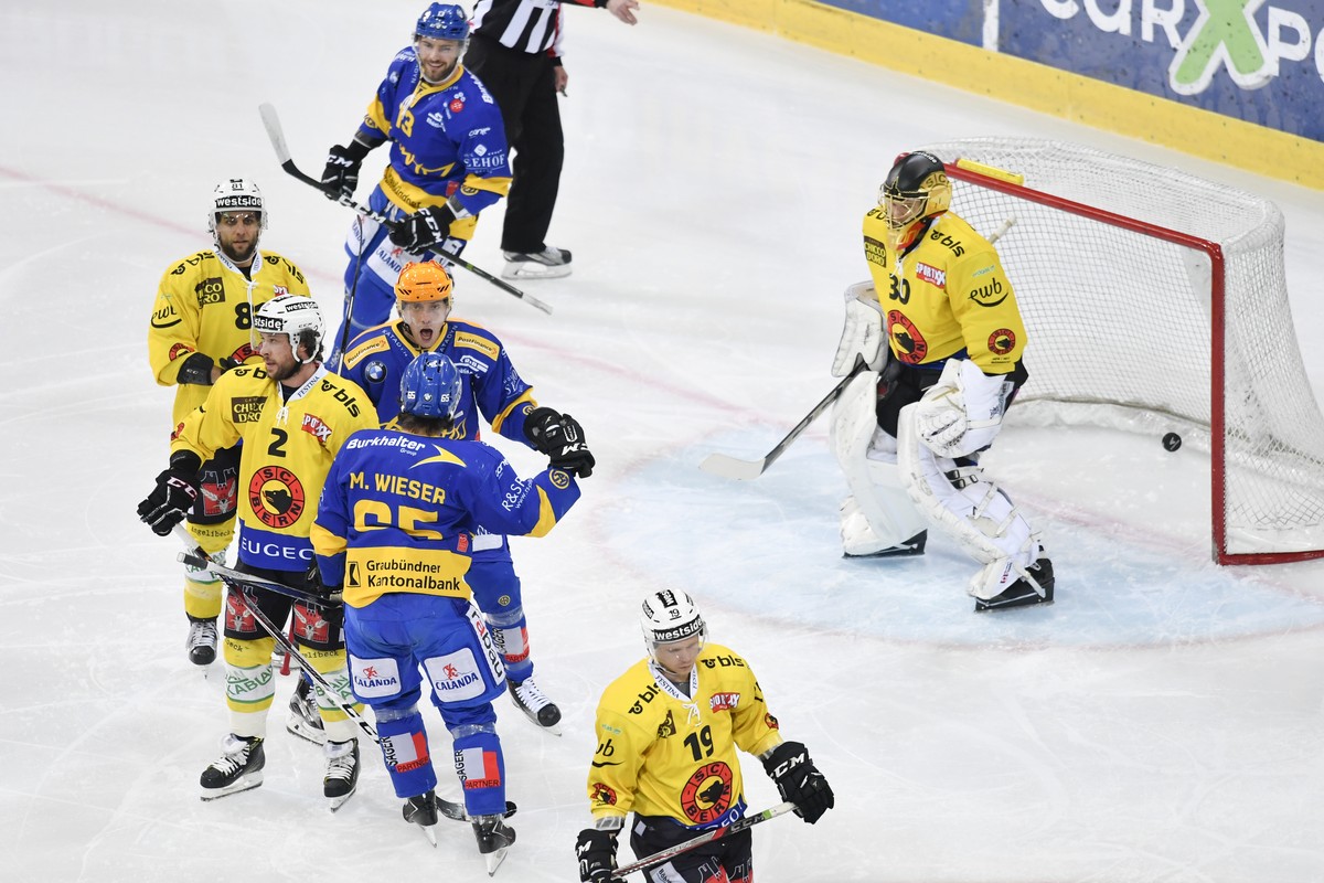 1-0 Torschuetze Marc Wieser, Perttu Lindgren und Robert Kousal, von Davos, von unten nach oben, bejubeln Wieser's Treffer gegen Torhueter Leonardo Genoni von Bern, beim Eishockey-Qualifikationssp ...