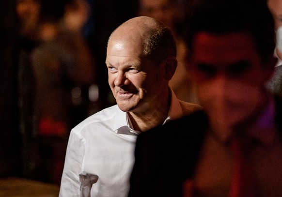 07.09.2021, Schleswig-Holstein, L�beck: Olaf Scholz (SPD), Spitzenkandidat seiner Partei bei der kommenden Bundestagswahl, besucht nach der ARD-Wahlarena zur Bundestagswahl ein Public Viewing der SPD  ...