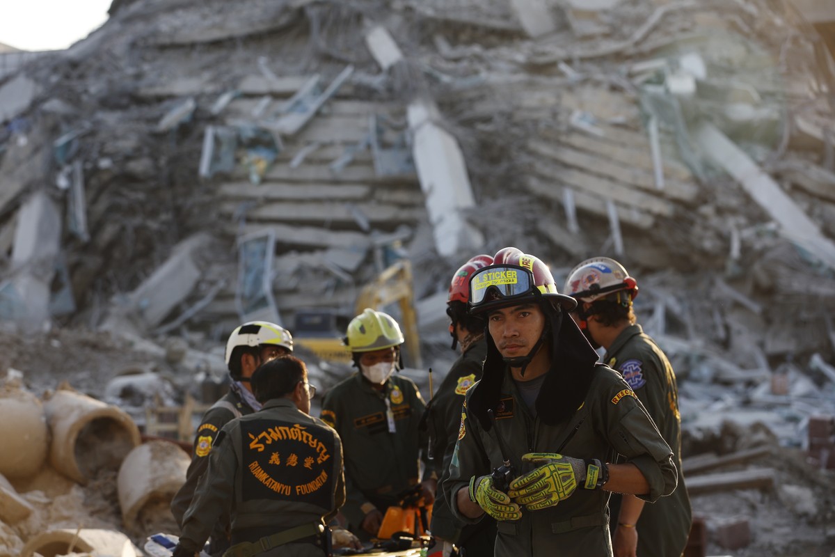 epa11994302 Rescue workers search for survivors at the site of a collapsed building following an earthquake in Bangkok, Thailand, 28 March 2025. According to the National Institute for Emergency Medic ...