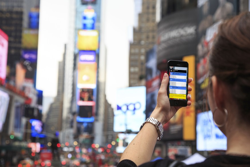 Die «Departures NYC»-App zeigt Abfahrtszeiten von Bussen in New York.&nbsp;Man hält einfach das iPhone in die Richtung der gewünschten Haltestelle und schon erscheint eine virtuelle Anzeigetafel.