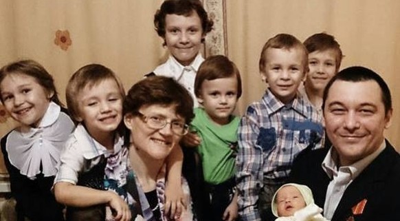 Ein Bild der Frau mit ihrem Mann und ihren sieben Kindern aus den russischen Medien.&nbsp;