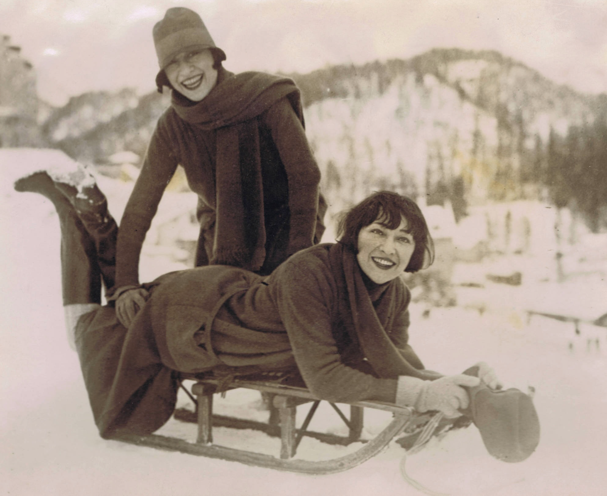 The Dolly Sisters in St Mortiz, 1927 The Dolly Sisters enjoying the snow in St Moritiz 13th January 1927 Date: 1927 PUBLICATIONxNOTxINxUKxFRAxBELxNEDxITAxDENxNORxSWExPOLxJPNxKORxTPE Copyright: Copyrig ...