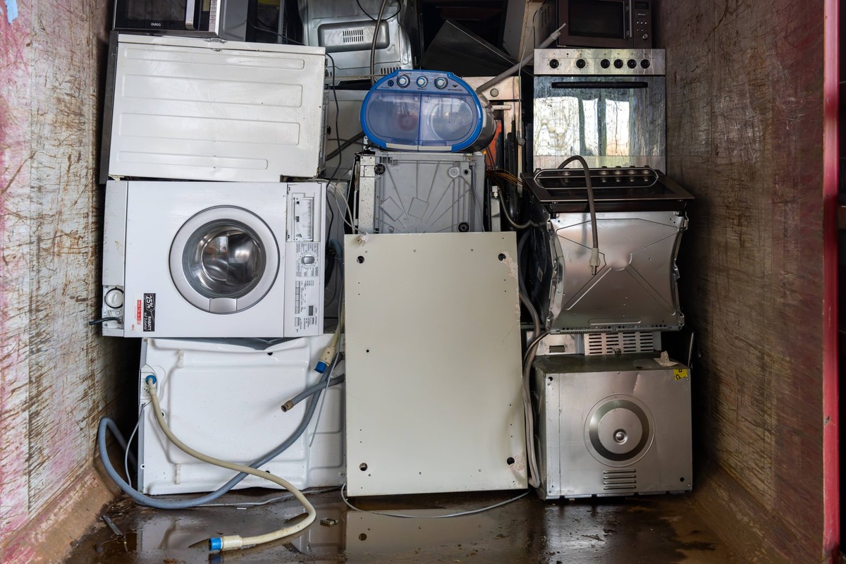 Elektroschrott und Recycling. Ausgediente Haushalts-Elektroger�te werden in einem Container gesammelt, um sie umweltgerecht weiterzuverarbeiten. Bonn Nordrhein-Westfalen Deutschland *** WEEE and recyc ...