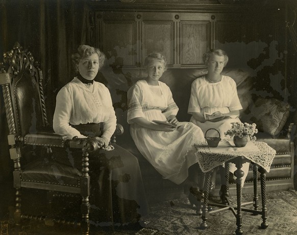 Lilly Schoellhorn, Ehefrau von Fritz Schoellhorn mit den Töchtern Hanna und Elsa.