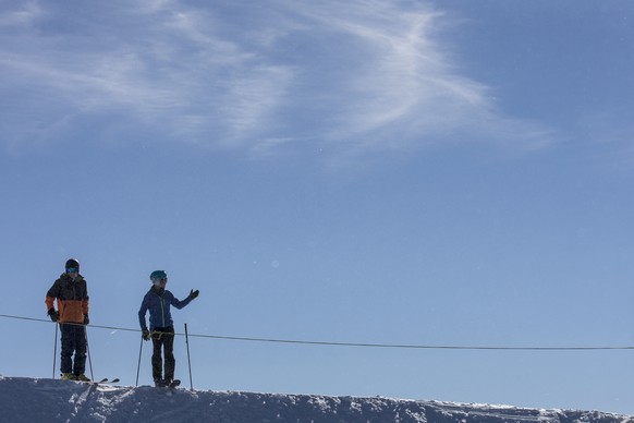 Skifahrer auf dem Titlis Gletscher am Samstag, 31. Oktober 2015, in Engelberg. Am Samstag und am Sonntag sind die Skipisten auf dem Titlis Gletscher mit einem eingeschraenkten Angebot geoeffnet. Mehre ...