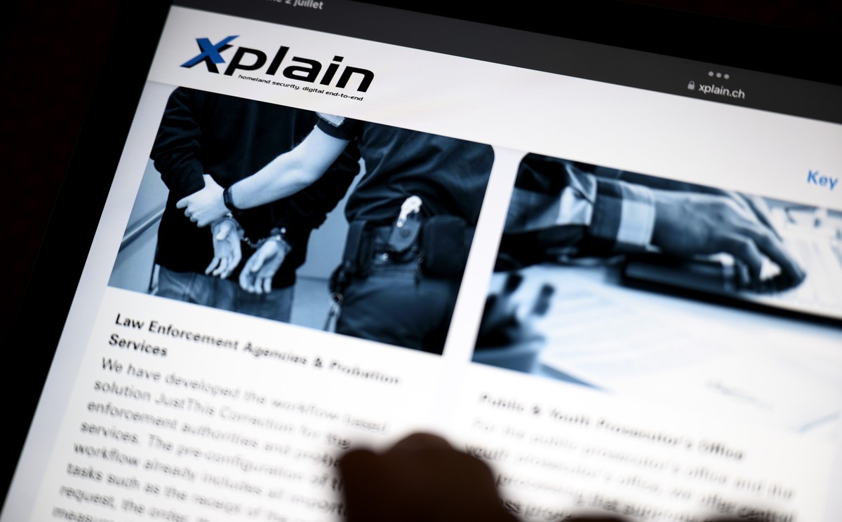 Une personne regarde le site internet de la societe Xplain, leader dans la creation de solutions logicielles dans le secteur "Homeland Security" ce dimanche 2 juillet 2023 a Daillens. Des in ...