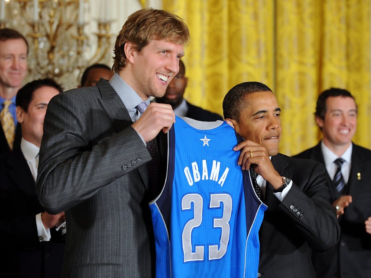 Der ehemalige deutsche Basketballprofi Dirk Nowitzki (links) zeigt ein Herz für die Opfer des Coronavirus. Hier im Bild mit dem früheren US-Präsidenten Barack Obama. (Archivbild)