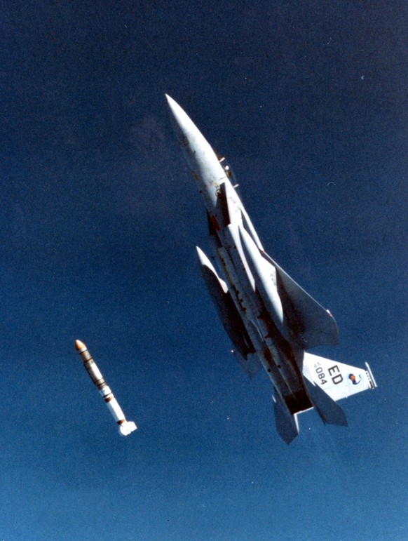 Eine beinahe vertikal fliegende F-15 feuert 1985 in grosser Höhe eine ASM-135-Rakete ab, die das ausrangierte Röntgen-Weltraumteleskop zerstört.