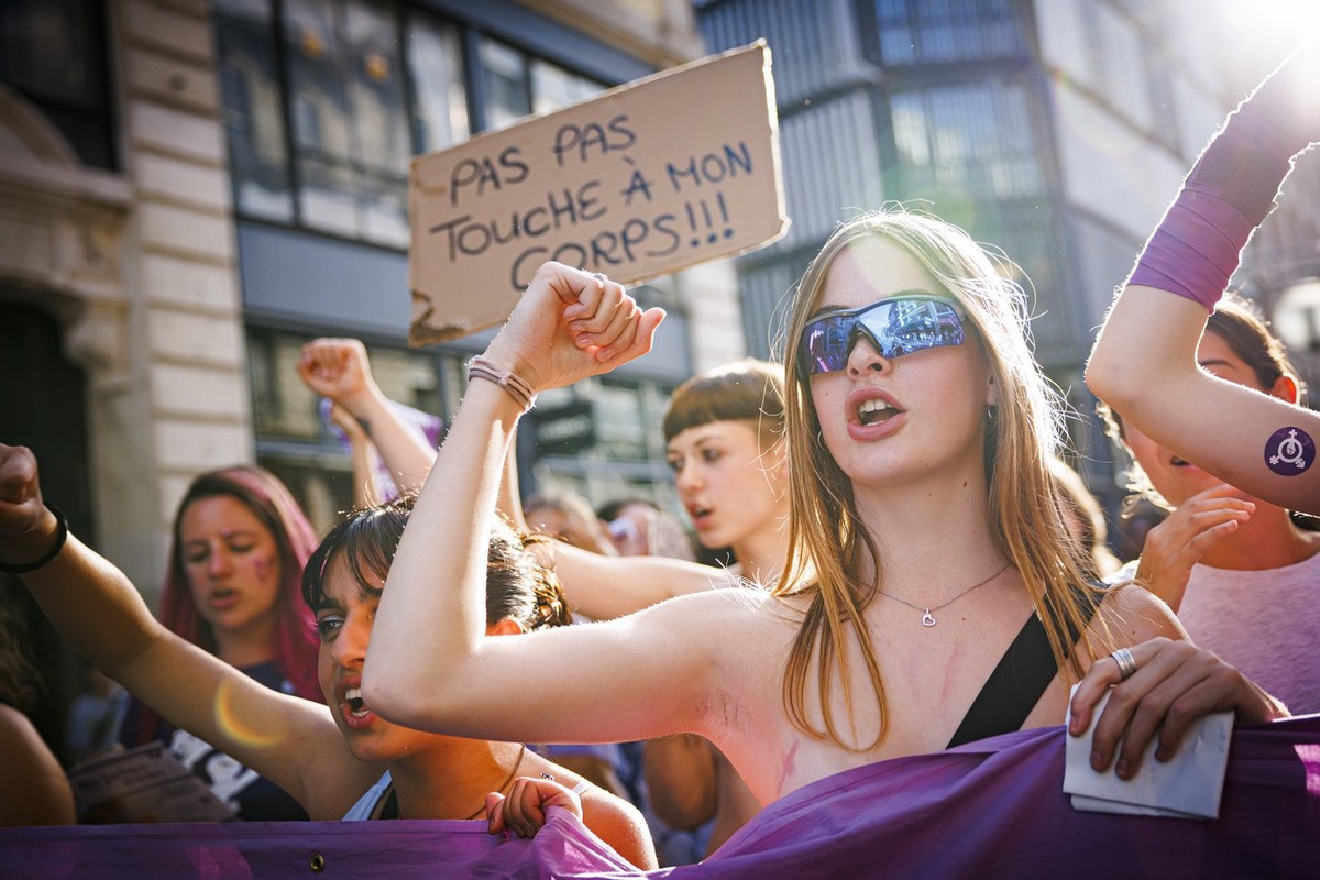 Des femmes manifestent lors d'une marche a l'ocasion de la greve feministe ce mardi 14 juin 2022 a Geneve. (KEYSTONE/Valentin Flauraud)