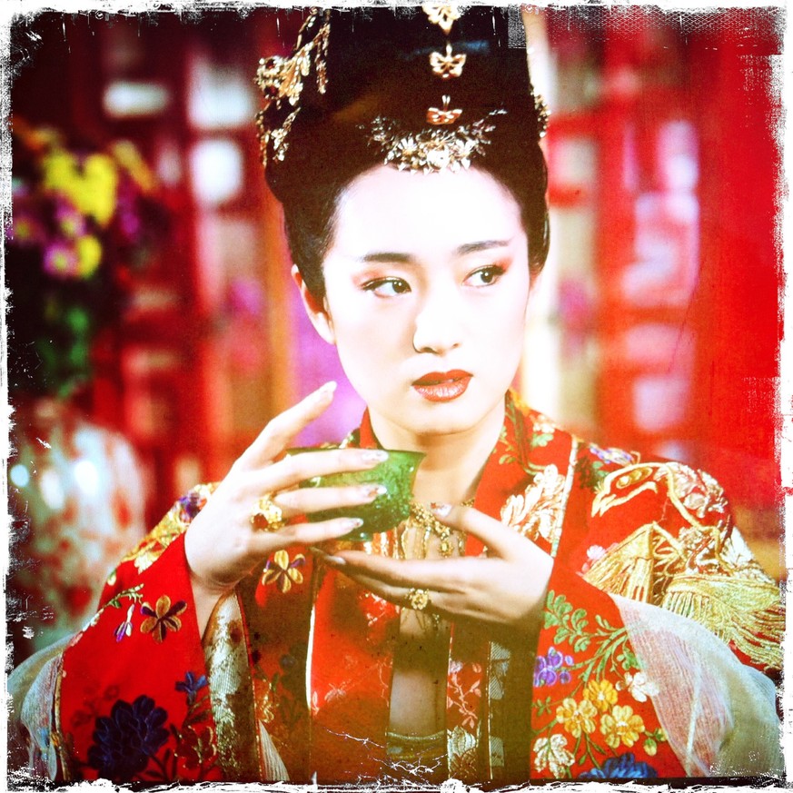 9. ... pflegt die hinreissende Gong Li zu tafeln. Der Koch ist in sie verliebt und beschenkt sie jeweils mit besonders schön geschnitzten Früchteskulpturen. 