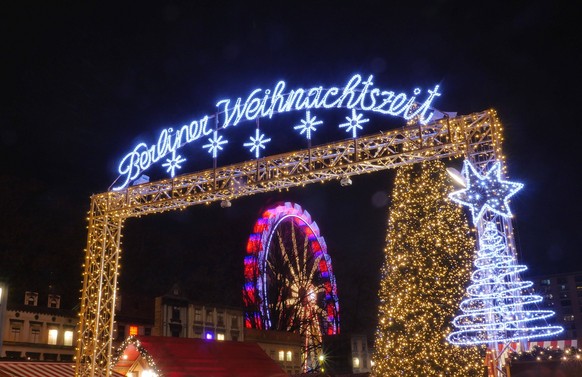 25.11.2025, Berlin - Deutschland. Weihnachtsmarkt am Roten Rathaus mit Riesenrad und Eisbahn. *** 25 11 2025, Berlin Germany Christmas market at the Rotes Rathaus with Ferris wheel and ice rink