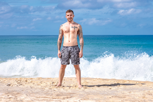 Bachelorette Schweiz 2022, Kandidaten: Luca aus Aargau, Strandfoto