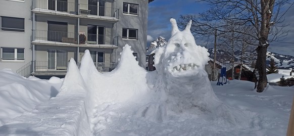 0815-Schneefiguren kann jeder – staune über diese 28 Meisterwerke!\nStoos