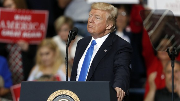 epa06109744 US President Donald J. Trump looks on during a &#039;Make America Great Again&#039; rally at the Covelli Centre in Youngstown, Ohio, USA, 25 July 2017. EPA/DAVID MAXWELL