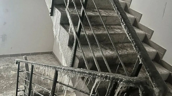 Vereistes Treppenhaus in einem Kiewer Wohnhaus: Bei zweistelligen Minusgraden sind derzeit fast 6000 Mehrfamilienhäuser von der Wärmeversorgung abgeschnitten.