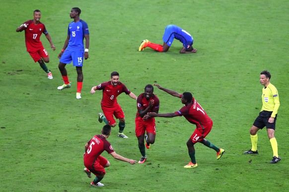 ARCHIV - ZUM RUECKBLICK AUF DIE EM 2016 STELLEN WIR IHNEN FOLGENDES BILDMATERIAL ZUR VERFUEGUNG - Portugal&#039;s Eder, center, celebrates with team mates, after scoring the opening goal during the Eu ...