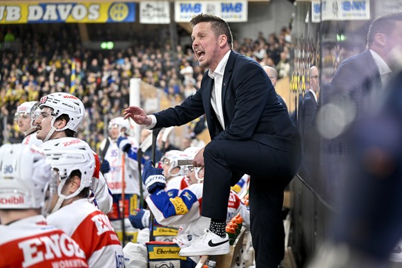 Der Klotener Head Coach Lauri Marjamaeki hinter der Bande, im Eishockey Spiel der National League zwischen HC Davos, HCD und EHC Kloten, EHCK, am Samstag, 28. Februar 2026, in der zondacrypto-Arena in ...
