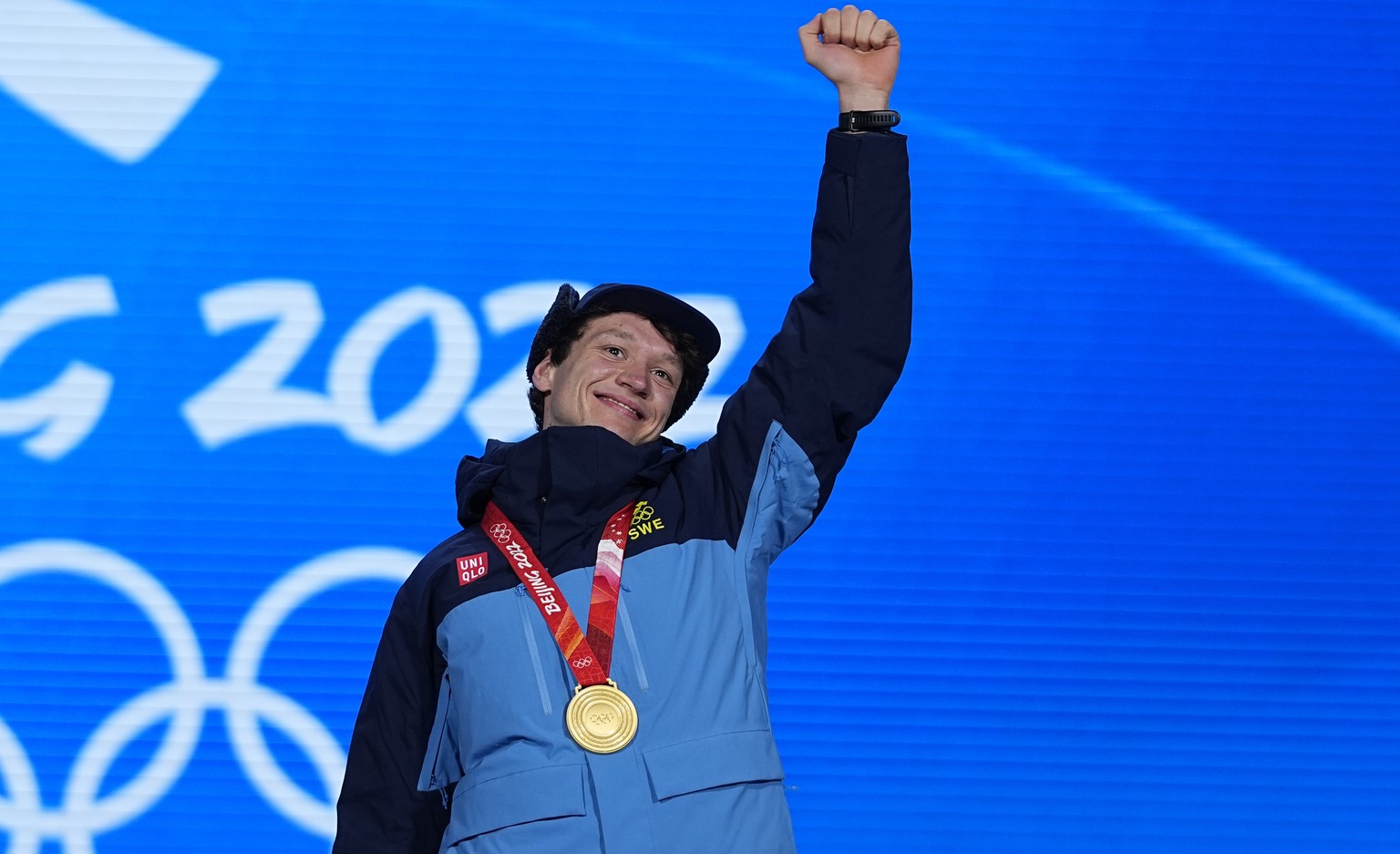 Gold medalist Nils van der Poel of Sweden celebrates on the podium during a medal ceremony for the men&#039;s speedskating 5,000-meter race at the 2022 Winter Olympics, Monday, Feb. 7, 2022, in Beijin ...