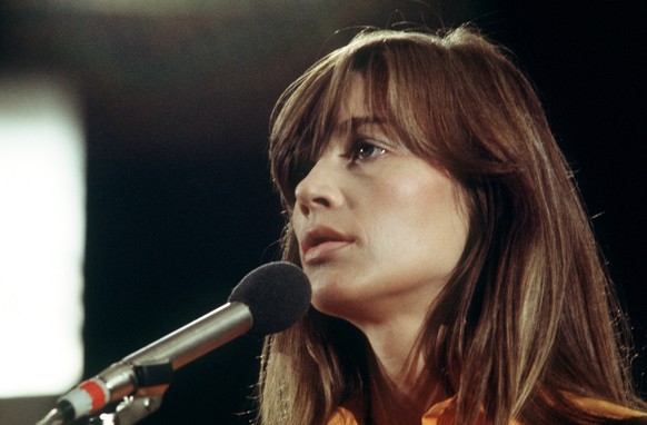 ARCHIV - 01.09.1973, NA, Berlin: Die franz�sische S�ngerin Francoise Hardy bei einem Auftritt im September 1973 in der Musiksendung �Pop 73�. (zu dpa: �Chanson-Ikone Fran�oise Hardy ist tot�) Foto: Is ...