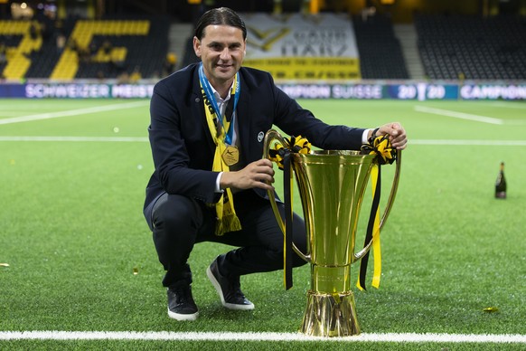 YB Trainer Gerry Seoane posiert mit dem Pokal, nach dem Super League Spiel zwischen dem BSC Young Boys Bern und dem FC St. Gallen, am Montag, 3. August 2020 im Stadion Wankdorf in Bern. (KEYSTONE/Pete ...