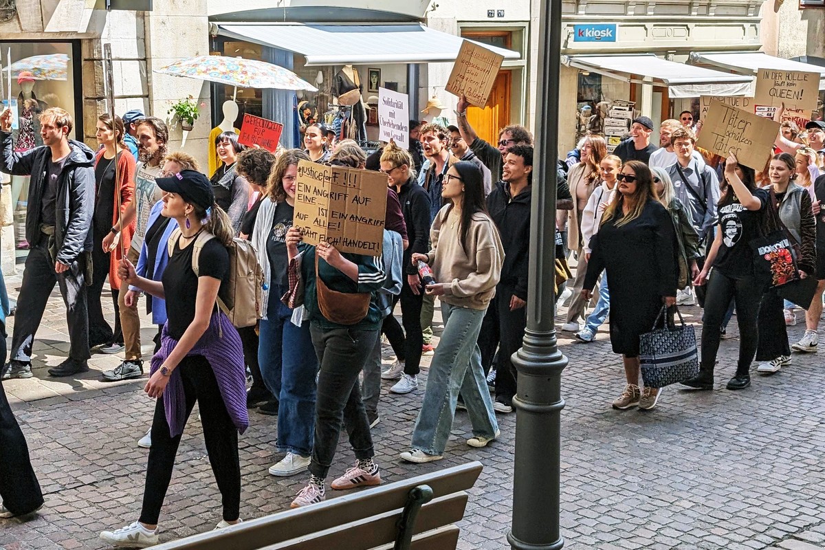 HANDOUT � Menschen protestieren gegen die Schaffhauser Polizei am Samstag, 25. Mai in Schaffhausen. Nach einem Rundschau-Beitrag von letztem Mittwoch ueber die Frau, welche vergewaltigt und brutal zus ...