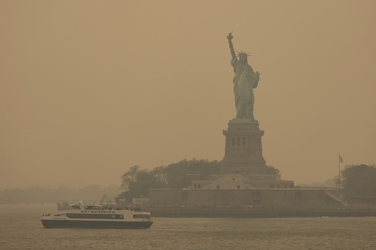 La Statue de la Liberté, recouverte d'un ciel brumeux, est photographiée depuis le ferry de Staten Island, le mercredi 7 juin 2023, à New York.