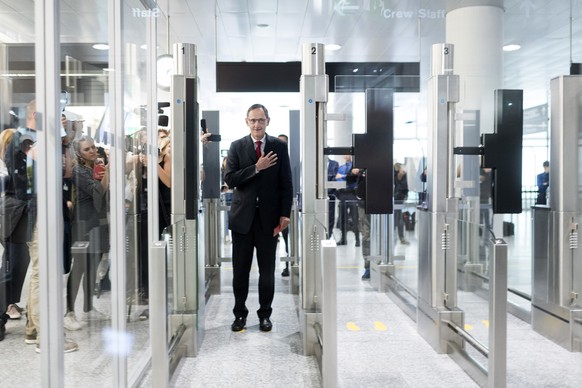 Regierungsrat Mario Fehr liesst seinen Pass ein anlaesslich der Pressekonferenz zur automatisierten Passkontrolle am Flughafen Zuerich, aufgenommen am Mittwoch, 27. September 2017. (KEYSTONE/Ennio Lea ...