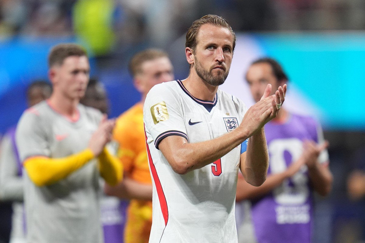England's Harry Kane (9) applauds at the end of the World Cup semifinal soccer match between England and Argentina in Atlanta, Wednesday, July 15, 2026. (AP Photo/Jeff Roberson)
Argentina England ...