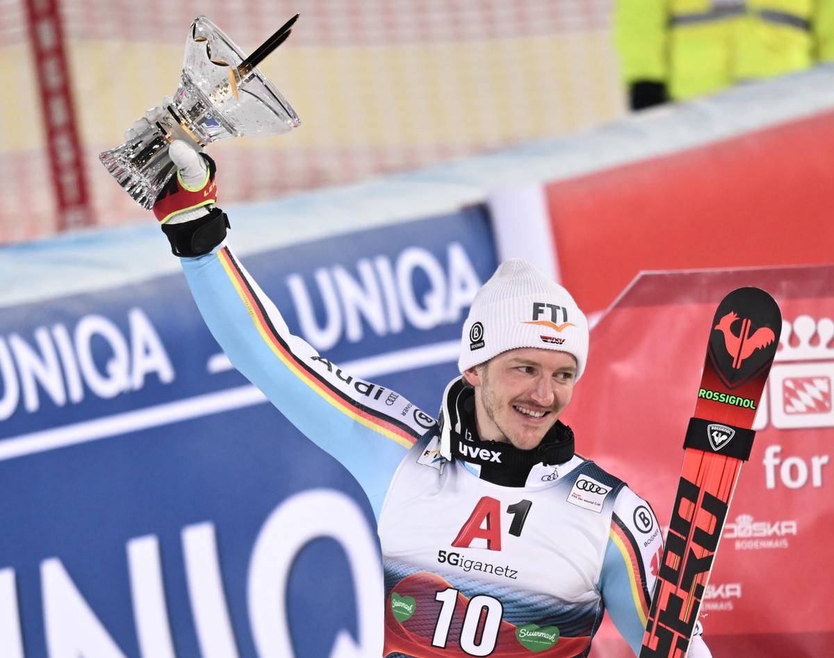 epa09709177 Winner Linus Strasser of Germany celebrates after the men's Slalom race of the FIS Alpine Skiing World Cup event in Schladming, Austria, 25 January 2022. EPA/CHRISTIAN BRUNA