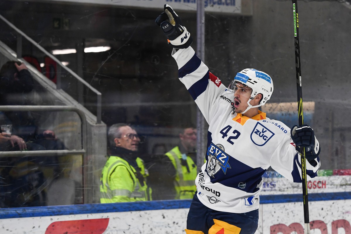 Zug's player Tobias Geisser celebrates the 2-3 goal, during the match of National League Swiss Championship 2022/23 between HC Ambri Piotta and EV Zug at the ice stadium Gottardo Arena, Switzerla ...