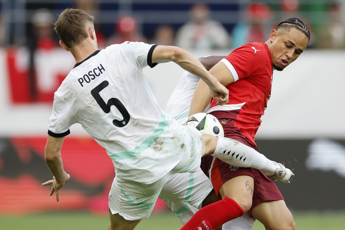 Switzerland's Noah Okafor, right, and Austria's Stefan Posch in action during an international friendly soccer match between Switzerland and Austria at the kybunpark stadium in St. Gallen, S ...