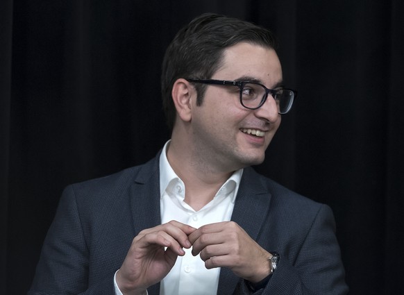 Luca Urgese, Mitglied Initiativkomitee No Billag und Praesident FDP Basel-Stadt, links, und Gabriel Barell, Direktor Gewerbeverband Basel-Stadt, rechts, sprechen an einer Podiumsdiskussion zur No Bill ...