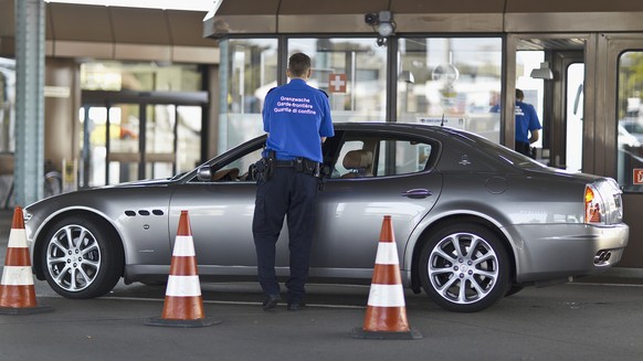 A Swiss border guard officer at the German-Swiss border in Basel, Switzerland, pictured on May 11, 2011. (KEYSTONE/Gaetan Bally)