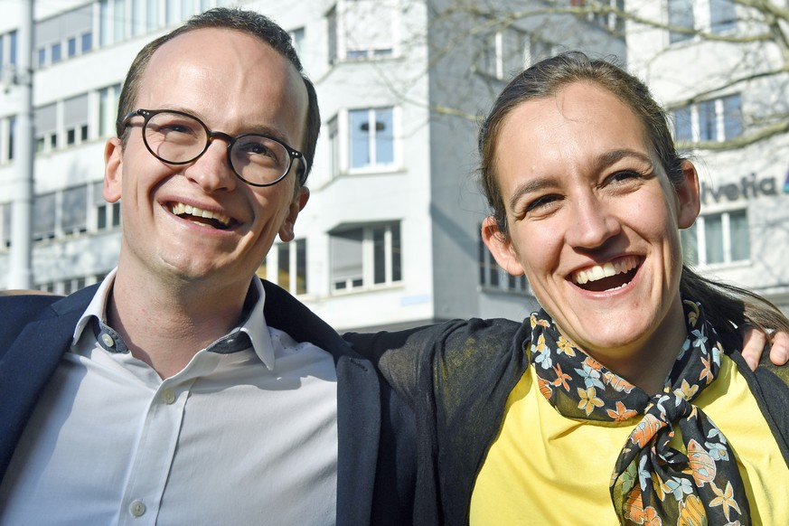 Martin Neukom, links, (Gruene) strahlt mit Marionna Schlatter-Schmid, rechts, Praesidentin Gruene Kanton Zuerich im Mediencenter bei den kantonalen Wahlen in Zuerich am Sonntag, 24. Maerz 2019. (KEYST ...