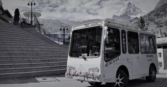 Ein Elektrotaxi in Zermatt.