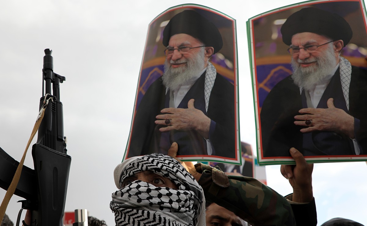 epa12788284 Houthi supporters hold portraits of Iranian Supreme Leader Ayatollah Ali Khamenei during a protest against US-Israeli attacks on Iran, in Sana'a, Yemen, 01 March 2026. Iran officially ...