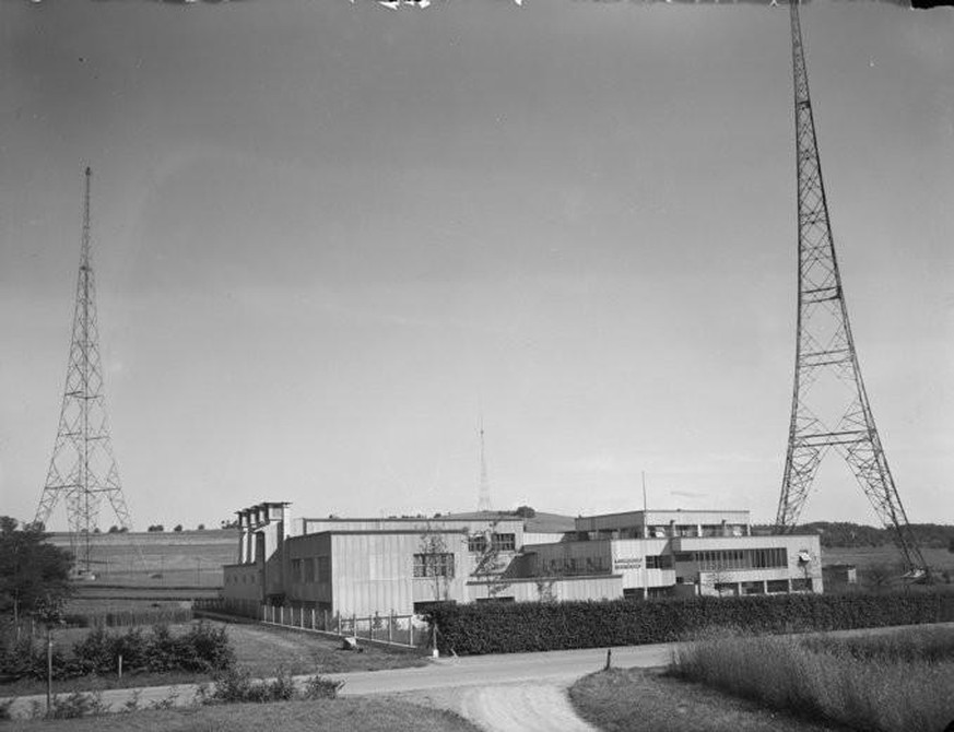 Die Sendetürme sowie das Sendergebäude des Landessenders Beromünster im Jahr 1949. Von der Sendeanlage gingen starke elektromagnetische Felder aus.