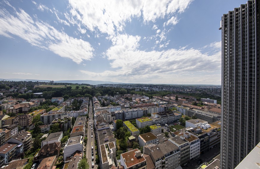 Blick aus einer Wohnung im 21. Stock des neuen SBB Gebaeudes fotografiert anlaesslich der Begehung des neuen SBB Gebaeudes am Meret Oppenheimer Platz beim Bahnhof SBB, Basel am Freitag, 7. Juni 2019.  ...