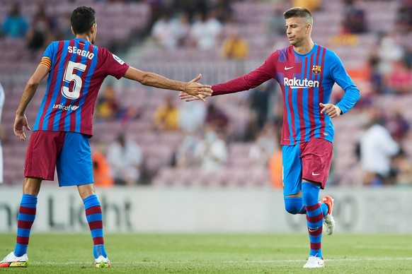 epa09415702 FC Barcelona&#039;s Sergio Busquets (L) and Gerard Pique(R) react during a Spanish LaLiga soccer match between FC Barcelona and Real Sociedad at Camp Nou in Barcelona, Spain, 15 August 202 ...