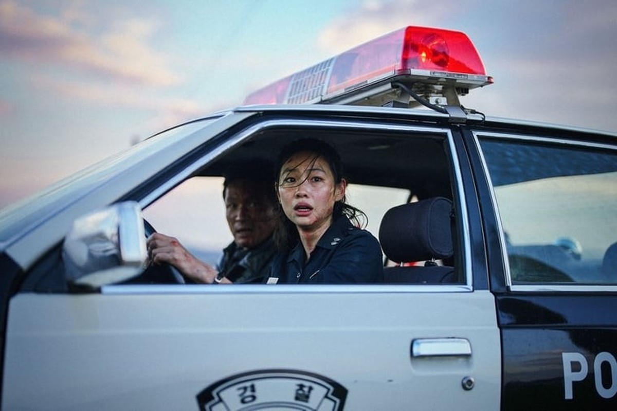 Sung-ae (à droite, Hoyeon) et Bum-seok (à gauche, Hwang Jung-min) tentent de sauver leur petite ville.