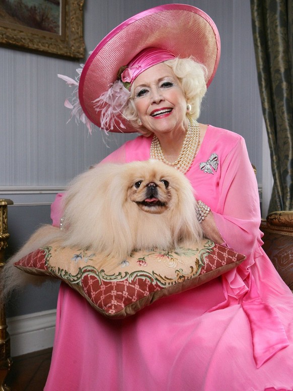 dame barbara cartland groschenromane liebesromane hund pekinese https://www.barbaracartland.com/books