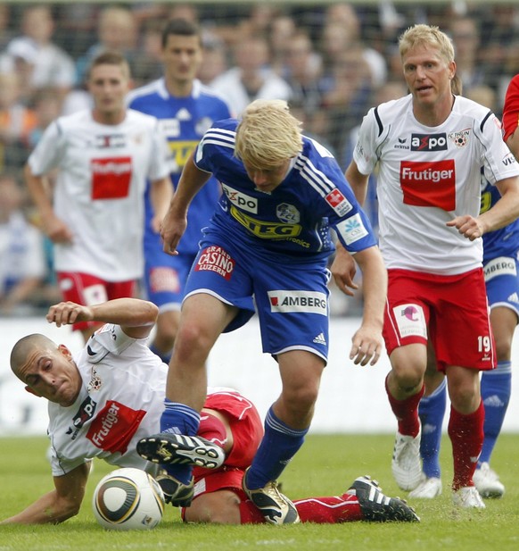 Thomas Parger, mitte, von Luzern im Spiel gegen Dennis Hediger, links, und Marc Schneider, rechts, von Thun beim Fussball Super League Meisterschaftsspiel zwischen dem FC Luzern und FC Thun vom Sonnta ...