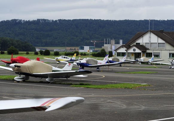 Kleine Privatflugzeuge stehen auf dem Flugplatz Birrfeld in der Naehe von Brugg am Freitag, 23. Juli 2010. (KEYSTONE/Steffen Schmidt)