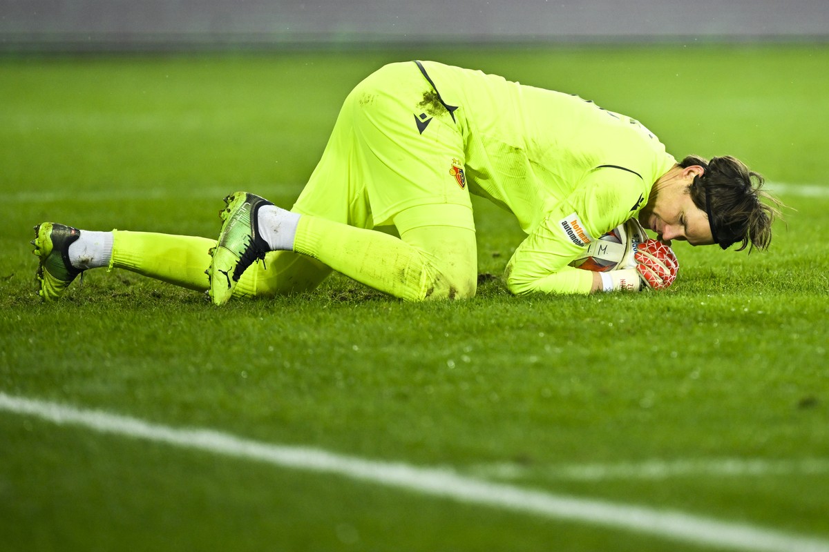 Basels Torwart Marwin Hitz, im Fussball Super League Spiel zwischen dem FC St. Gallen und dem FC Basel, am Sonntag, 22. Januar 2023, im Kybunpark in St. Gallen. (KEYSTONE/Gian Ehrenzeller)